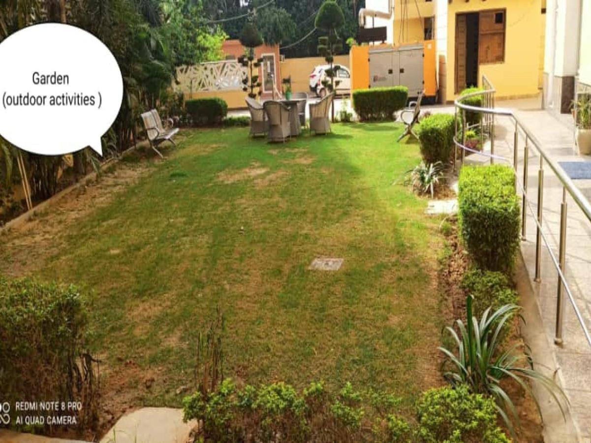 Oyo 74401 Aster Garden Suites Δελχί Εξωτερικό φωτογραφία